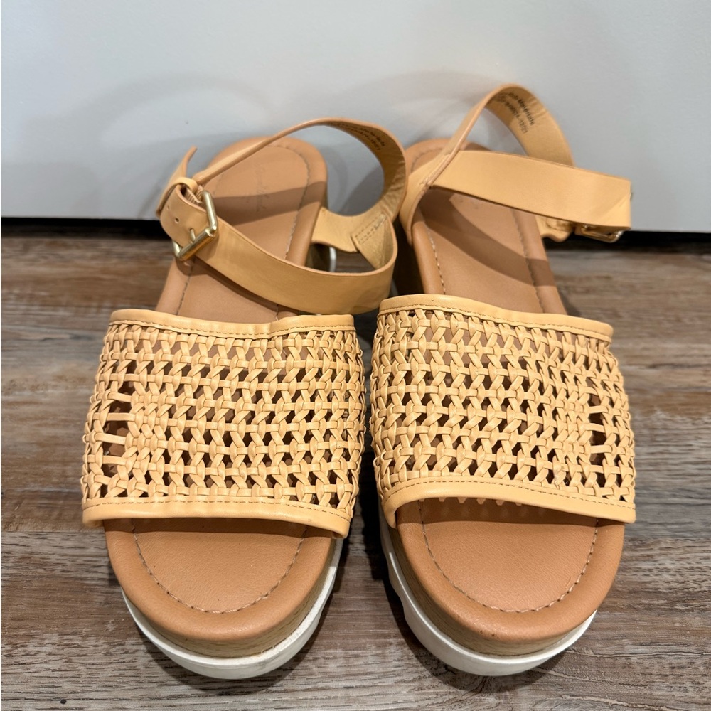 Universal Thread Tan Woven Sandals